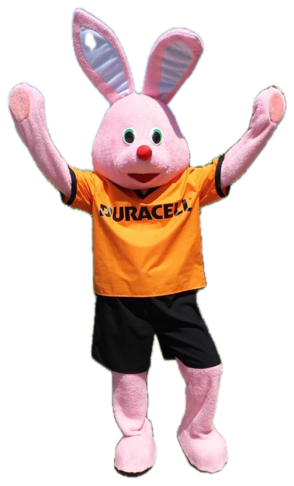 Mascotă iepure roz în tricou portocaliu de fotbal, cu brațele ridicate