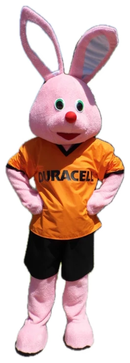 Mascotă iepure roz în tricou portocaliu de fotbal
